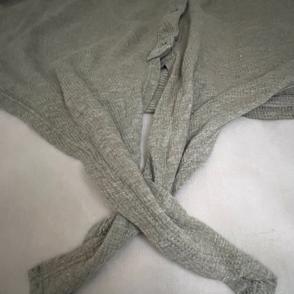 Marled Tie Hem Button Front Crepe Top‎ Size Large Roll Tab Sleeves V Neck A3 - Picture 9 of 12